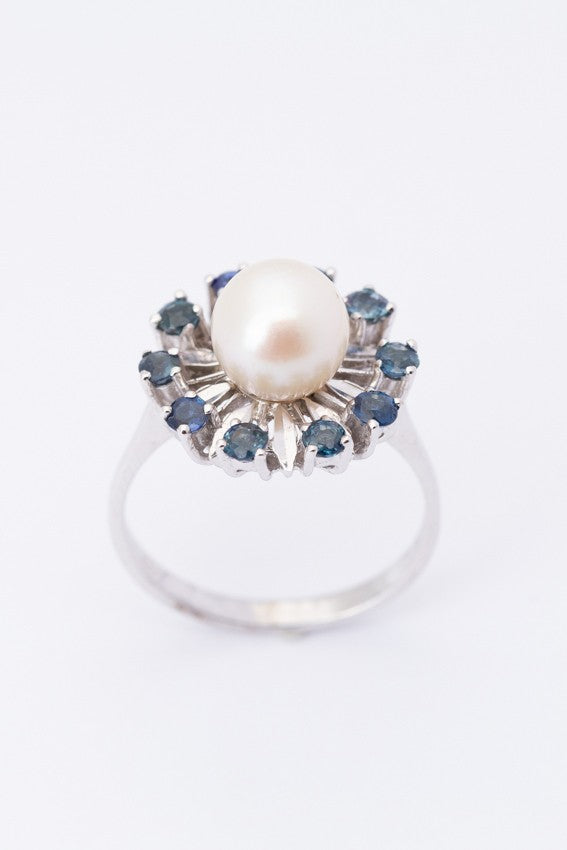 Wit gouden entourage ring met cultivé parel en saffieren