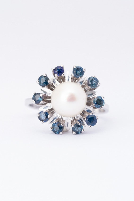 Wit gouden entourage ring met cultivé parel en saffieren