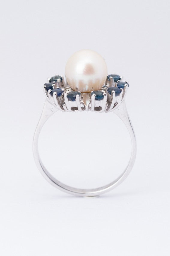 Wit gouden entourage ring met cultivé parel en saffieren