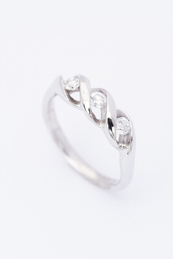 18 krt. wit gouden ring met 3 briljanten
