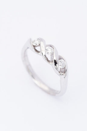18 krt. wit gouden ring met 3 briljanten