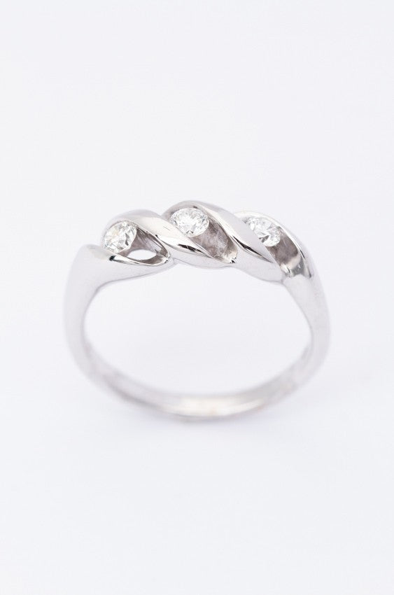18 carat white gold ring with 3 brilliant-cut diamonds