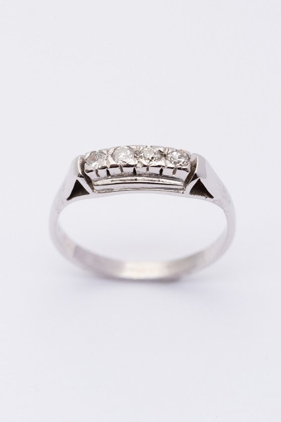 Wit gouden rij ring met 4 briljanten