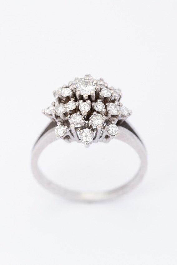 Wit gouden 3 dubbele entourage ring met 25 briljanten