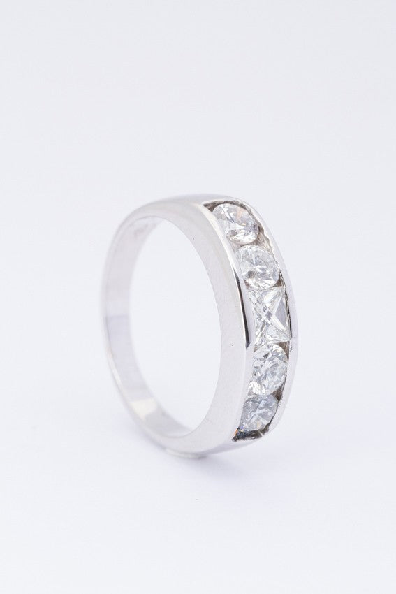 Wit gouden rij ring met een prinses en rond geslepen briljanten