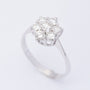 Wit gouden entourage ring met 7 briljanten. Totaal 0.90 ct.