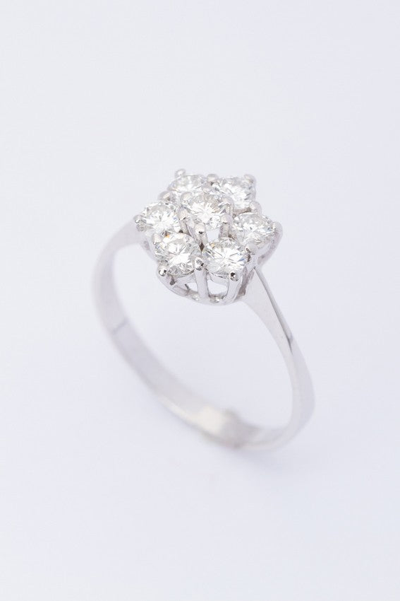 White gold entourage ring with 7 brilliant-cut diamonds. Total 0.90 ct.