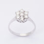 Wit gouden entourage ring met 7 briljanten. Totaal 0.90 ct.