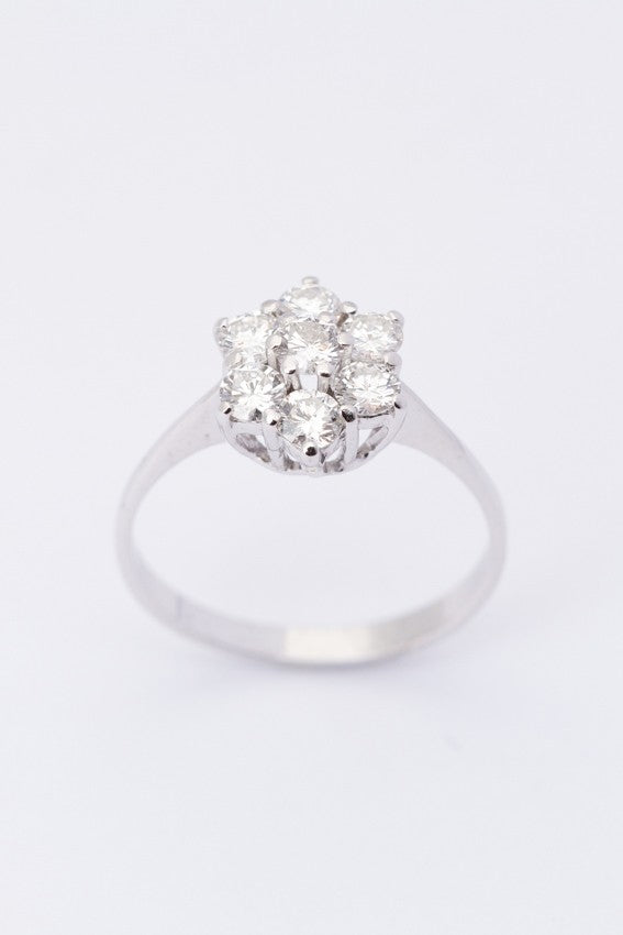 Wit gouden entourage ring met 7 briljanten. Totaal 0.90 ct.