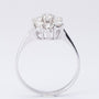 Wit gouden entourage ring met 7 briljanten. Totaal 0.90 ct.