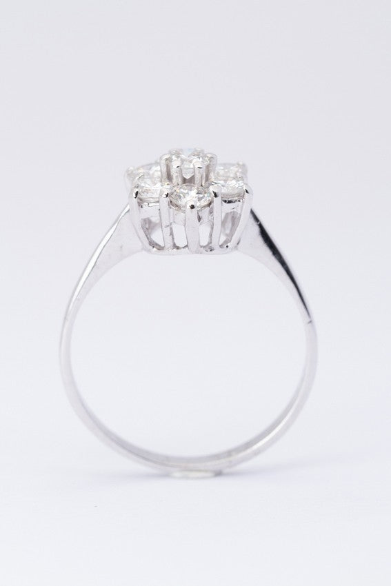 Wit gouden entourage ring met 7 briljanten. Totaal 0.90 ct.