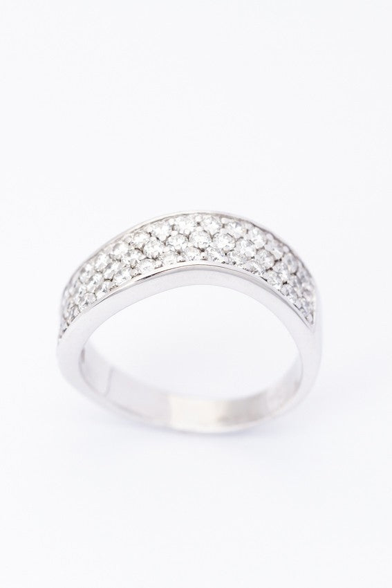 Wit gouden slag band ring met briljanten