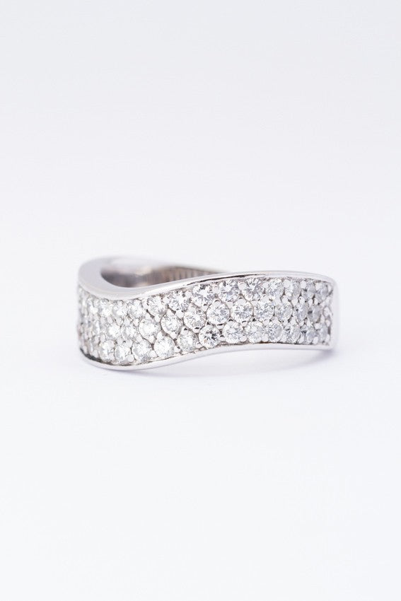 Wit gouden slag band ring met briljanten