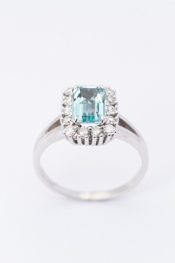 Wit gouden entourage ring met aquamarijn en briljanten