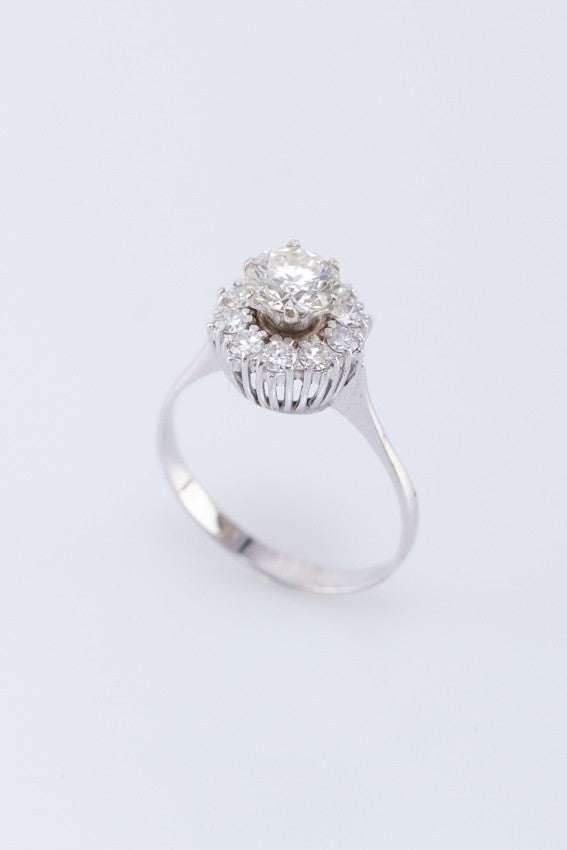 Wit gouden entourage ring met 11 briljanten. Totaal 1.44 ct.