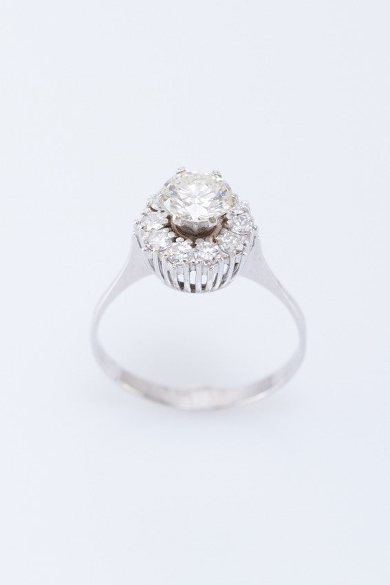 Wit gouden entourage ring met 11 briljanten. Totaal 1.44 ct.