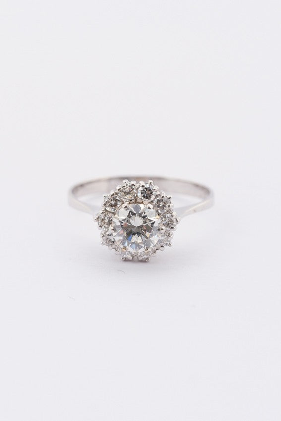 Wit gouden entourage ring met 11 briljanten. Totaal 1.44 ct.