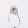 Wit gouden entourage ring met 11 briljanten. Totaal 1.44 ct.