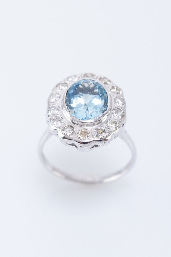 Wit gouden entourage ring met natuurlijke aquamarijn en briljanten