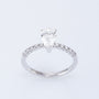 Wit gouden solitair ring met een peervormig geslepen briljant van 1.00 ct.