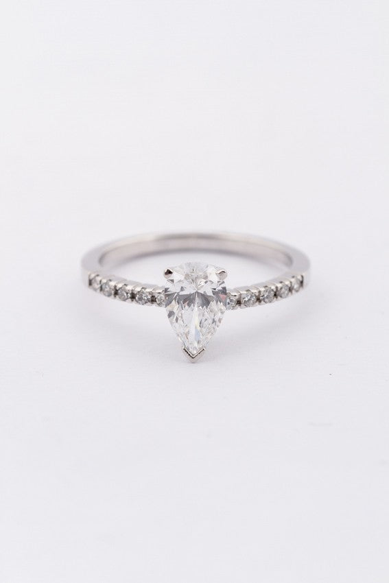 Wit gouden solitair ring met een peervormig geslepen briljant van 1.00 ct.