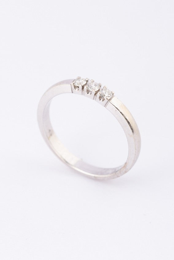 Wit gouden ring met 3 briljanten