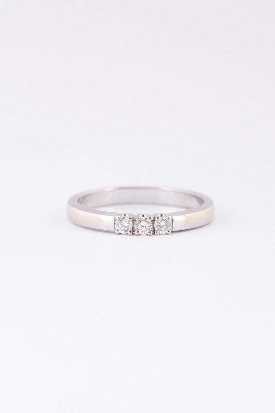Wit gouden ring met 3 briljanten