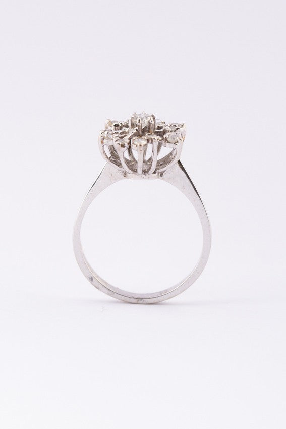 Wit gouden entourage ring met 13 briljanten
