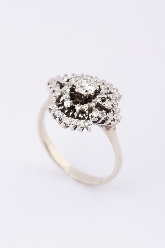 Wit gouden dubbele entourage ring met briljant en diamanten
