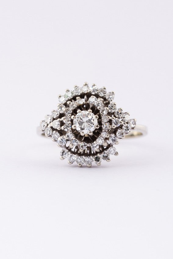 Wit gouden dubbele entourage ring met briljant en diamanten