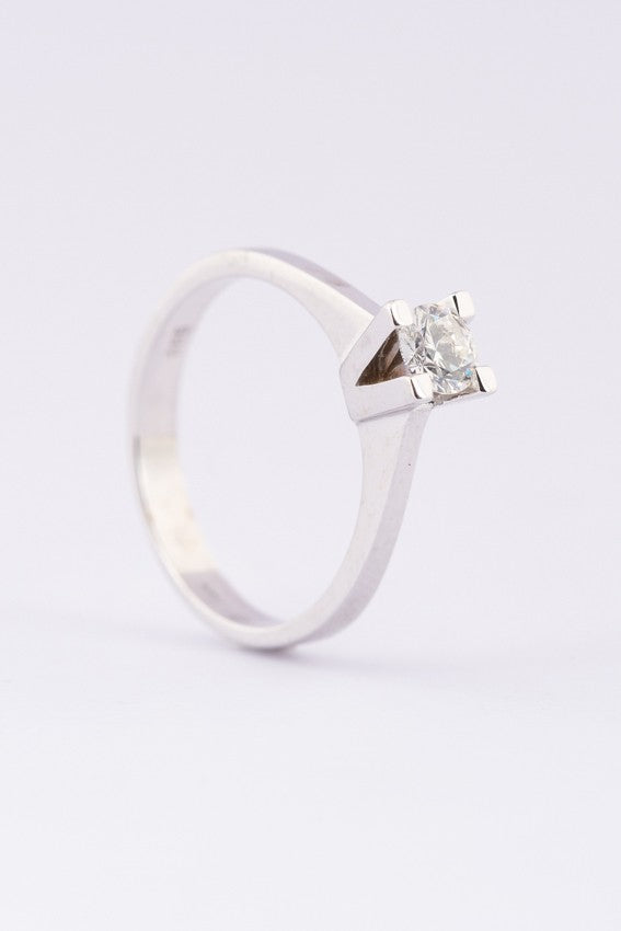 Wit gouden solitair ring met een briljant