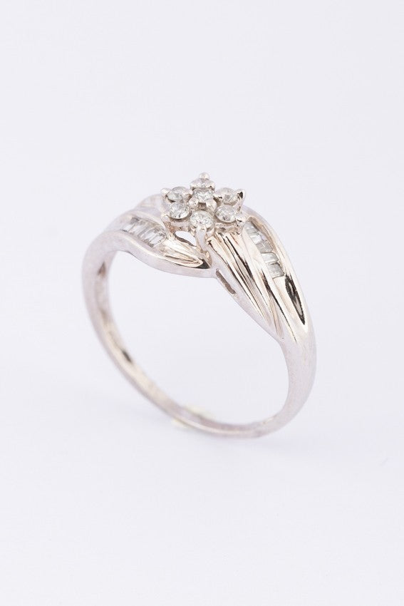 White gold ring with brilliant cut diamonds