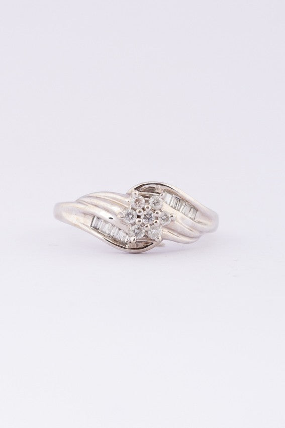 White gold ring with brilliant cut diamonds