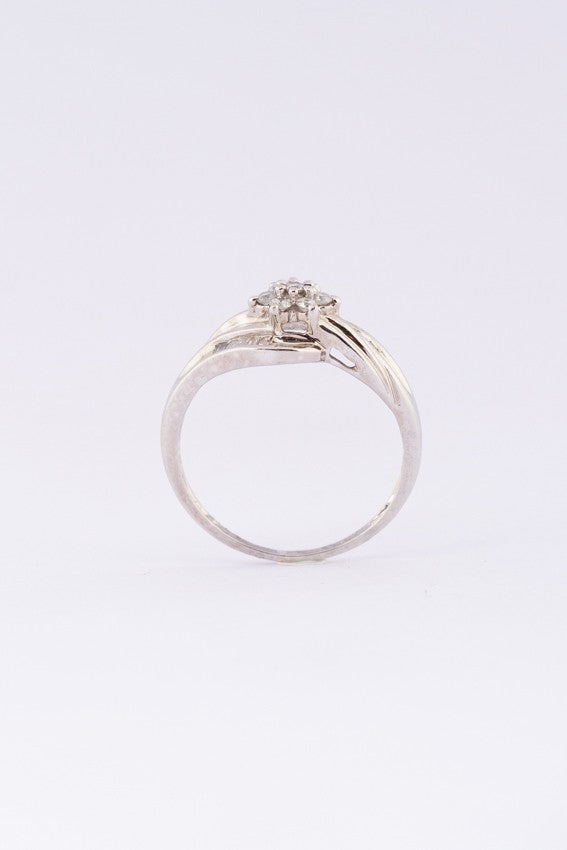 White gold ring with brilliant cut diamonds
