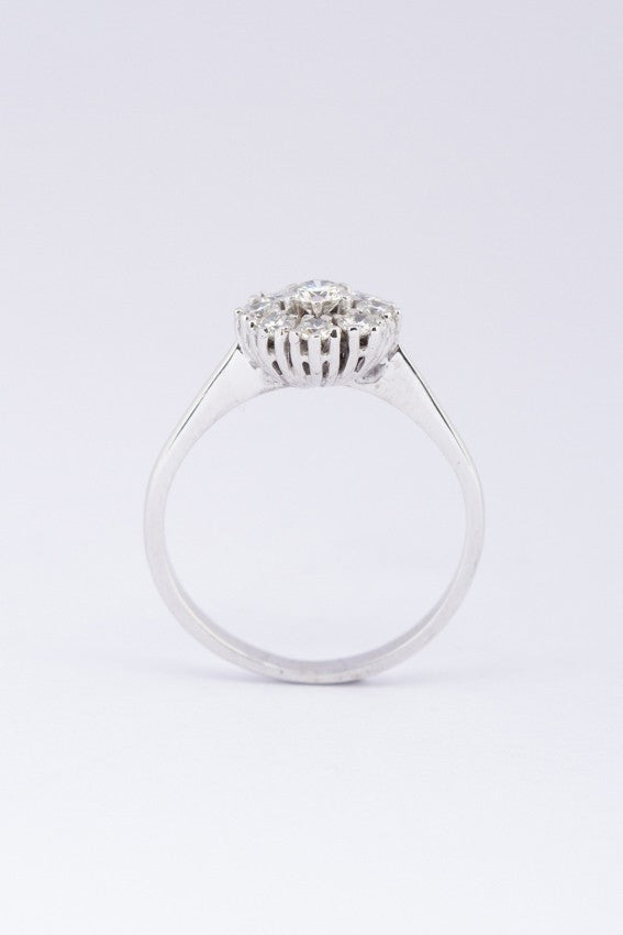 Wit gouden entourage ring met briljanten