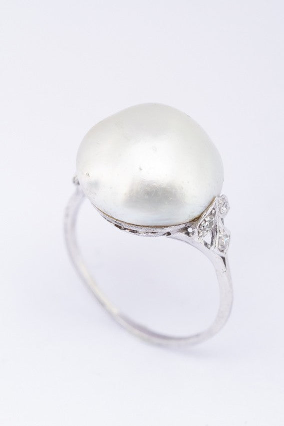 Wit gouden ring met een parel en diamanten