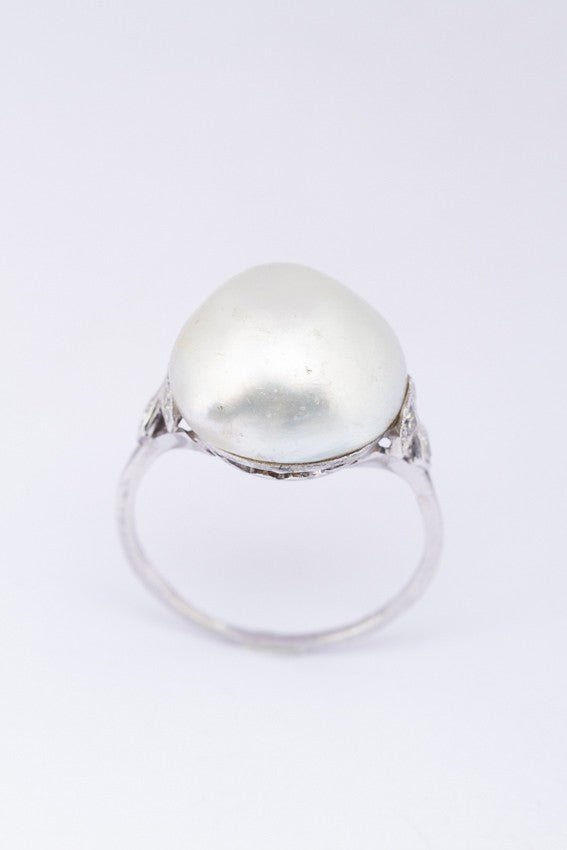 Wit gouden ring met een parel en diamanten