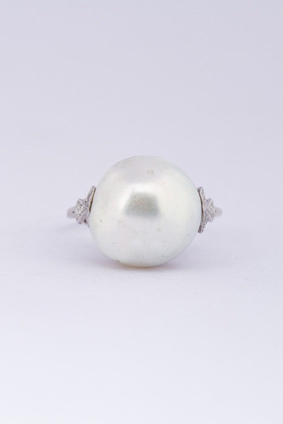 Wit gouden ring met een parel en diamanten