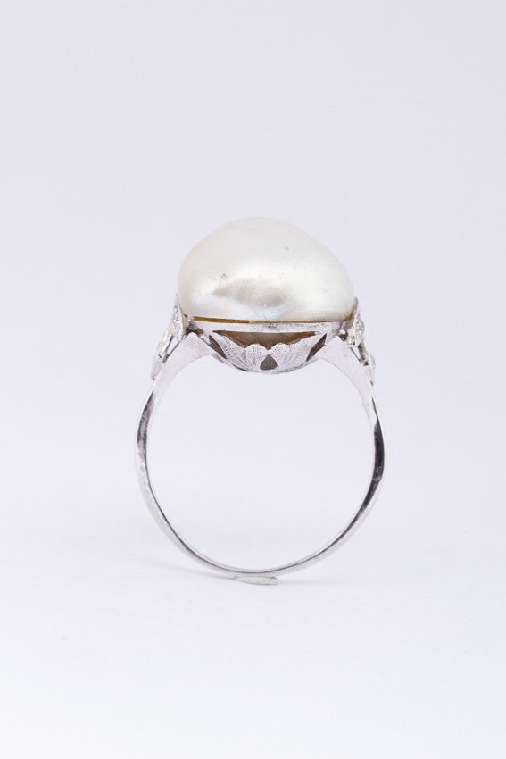 Wit gouden ring met een parel en diamanten