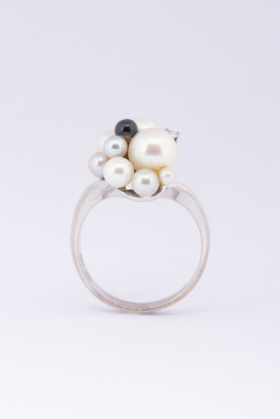 Wit gouden ring met parels en een briljant