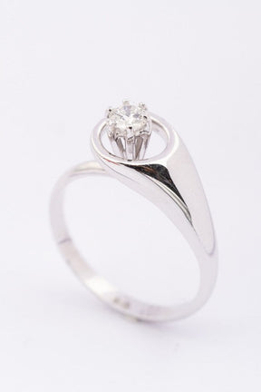 Wit gouden slagring met een briljant