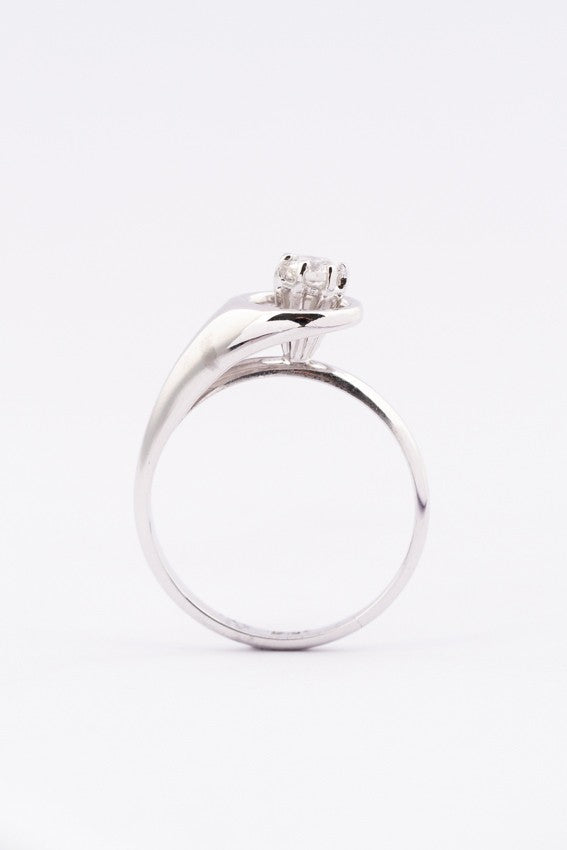 Wit gouden slagring met een briljant