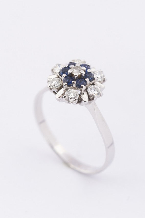 Wit gouden entourage ring met saffieren