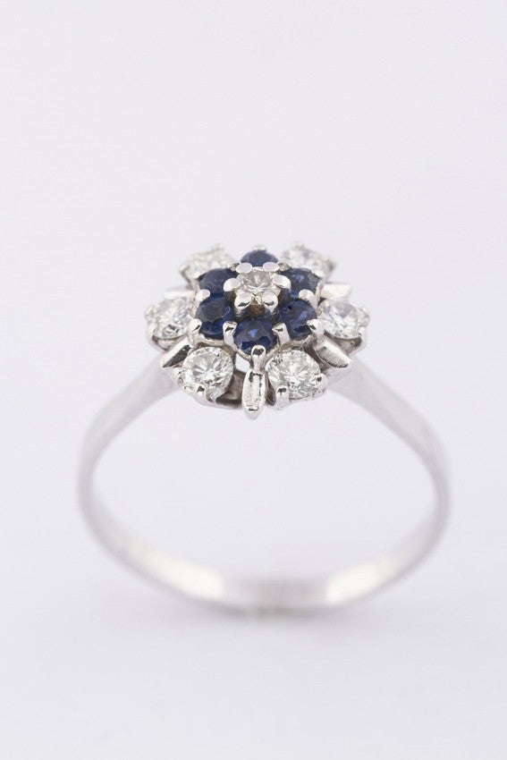 Wit gouden entourage ring met saffieren