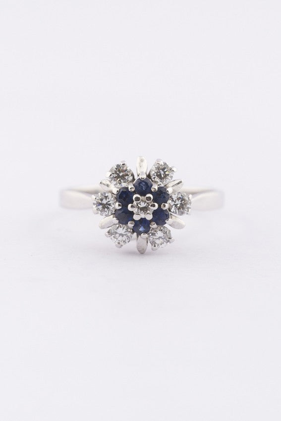 Wit gouden entourage ring met saffieren