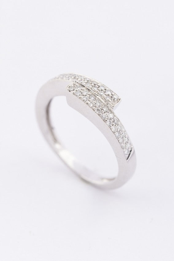 Wit gouden slag ring met 46 briljanten