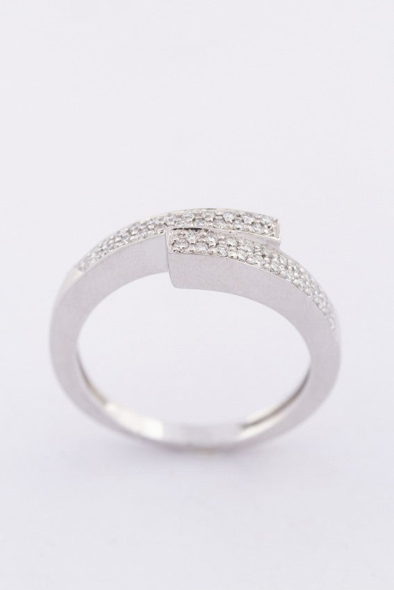 Wit gouden slag ring met 46 briljanten