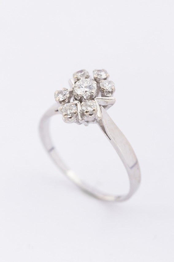 Wit gouden entourage ring met briljanten