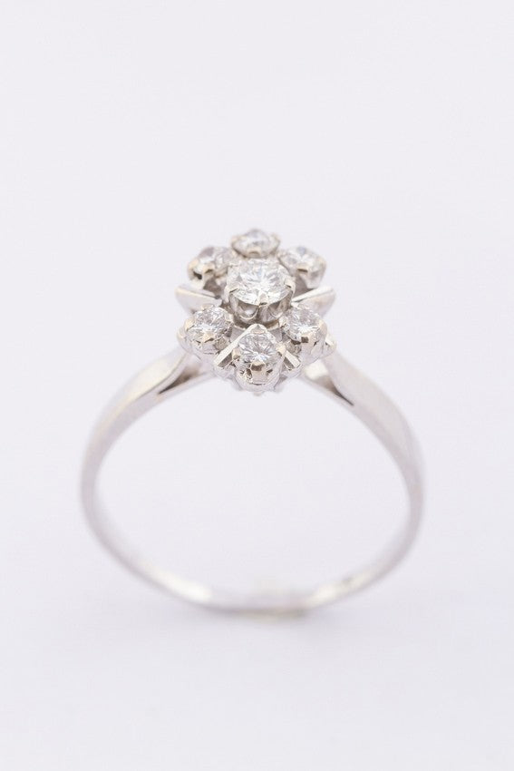 Wit gouden entourage ring met briljanten