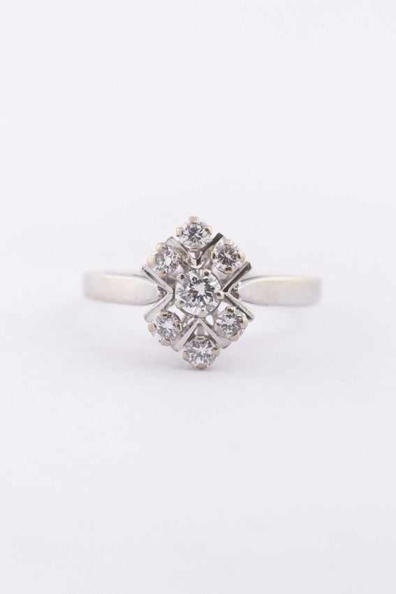 Wit gouden entourage ring met briljanten